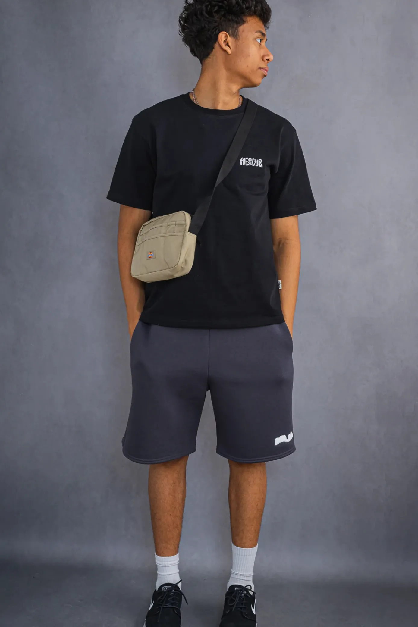 Online Szorty Basic Szorty Materiałowe